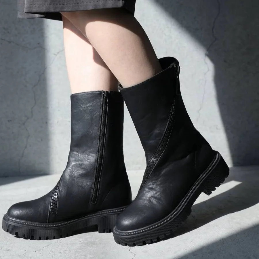 黒い厚底ショートブーツを履いた人物の足元