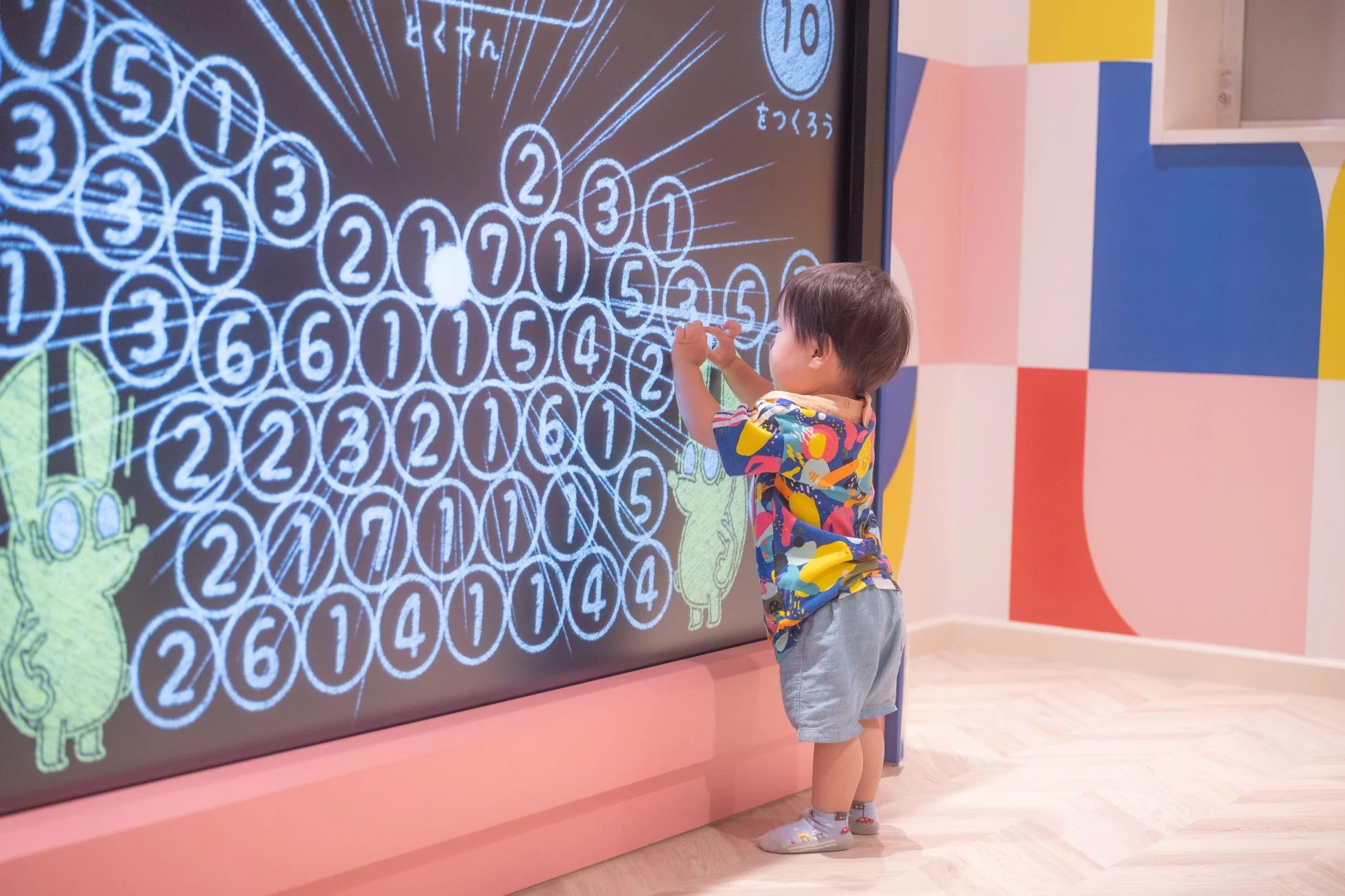インタラクティブなデジタルスクリーンで遊ぶ幼児