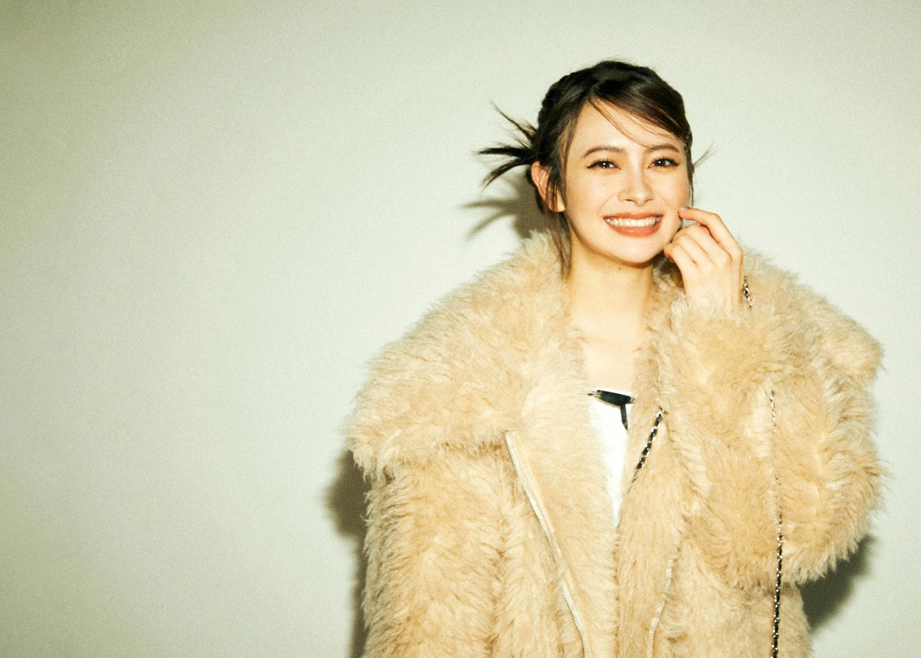 ベージュのファーコートを着た女性