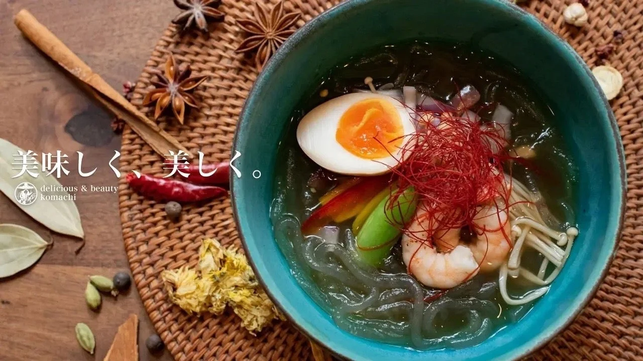 美味しそうに盛り付けられた麺料理
