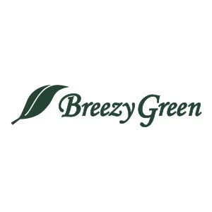 白い背景に濃い緑色の「Breezy Green」という文字と葉のシンボルが描かれたロゴマークです。爽やかで自然を連想させます。