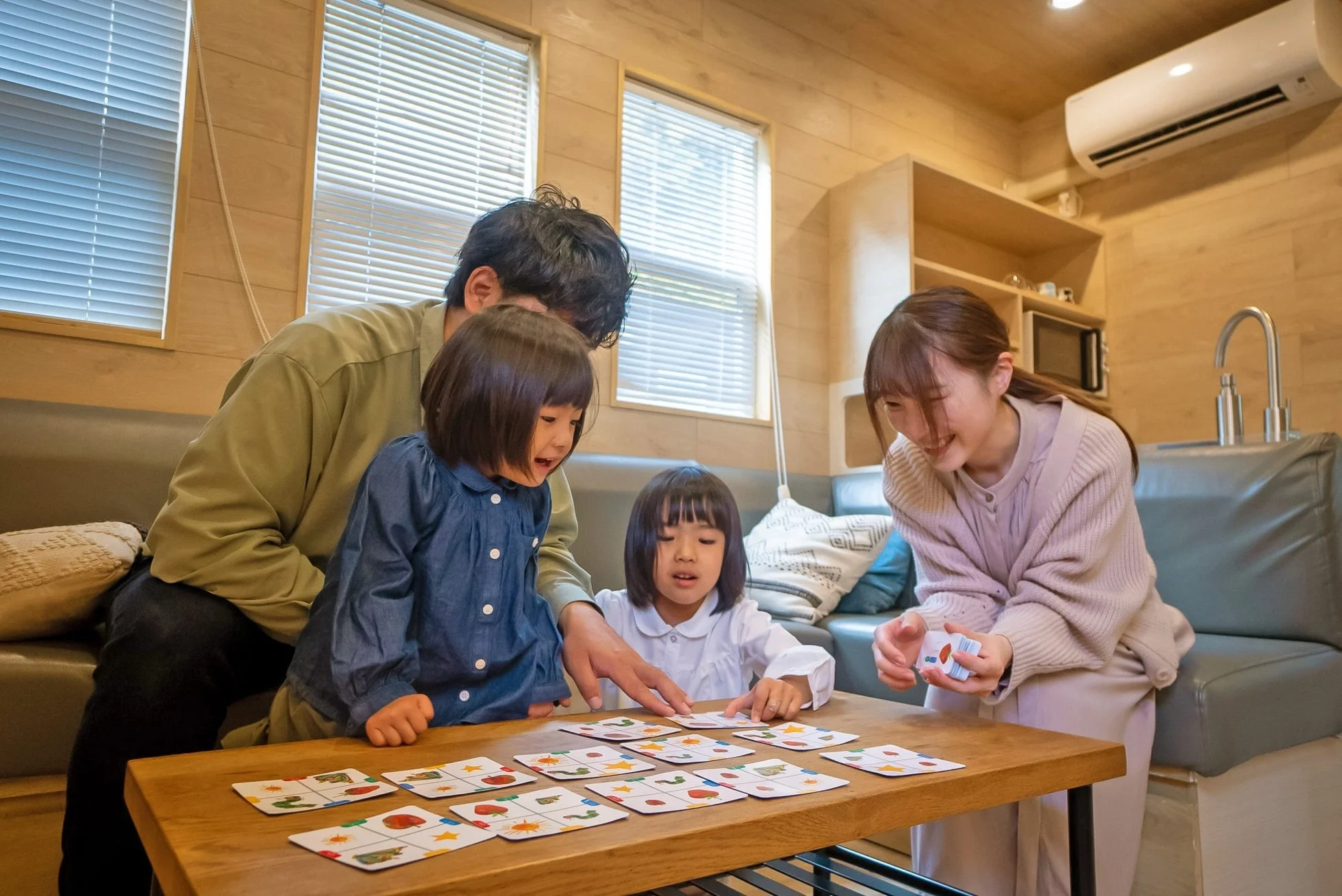 家族がカードゲームを楽しむ様子