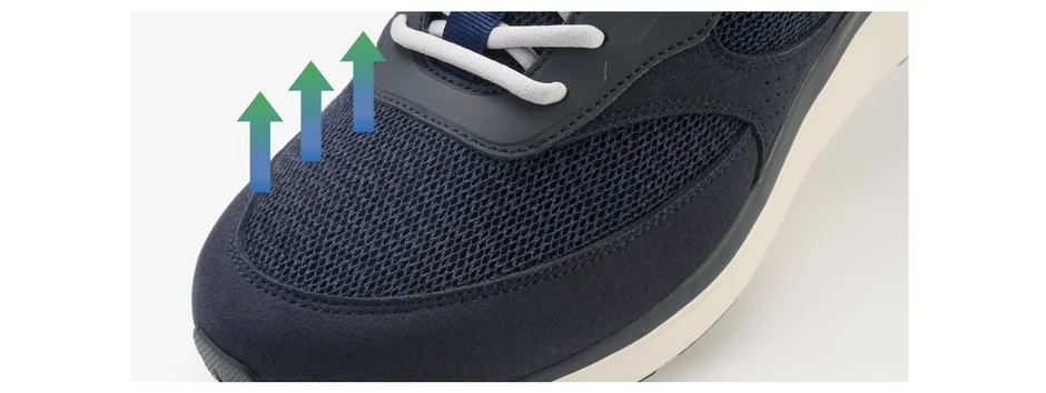 紺色のメッシュ素材のスニーカーのつま先部分をクローズアップした画像です。アッパーのメッシュ部分から空気が抜けるような上向きの矢印が3本描かれており、通気性の良さを示唆しています。