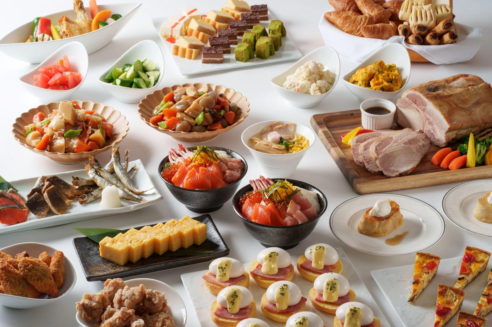 和洋折衷の豪華なビュッフェ料理