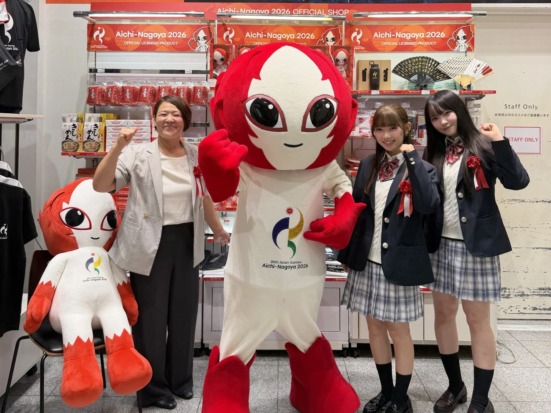 公式ショップ内でマスコットとゲストが記念撮影