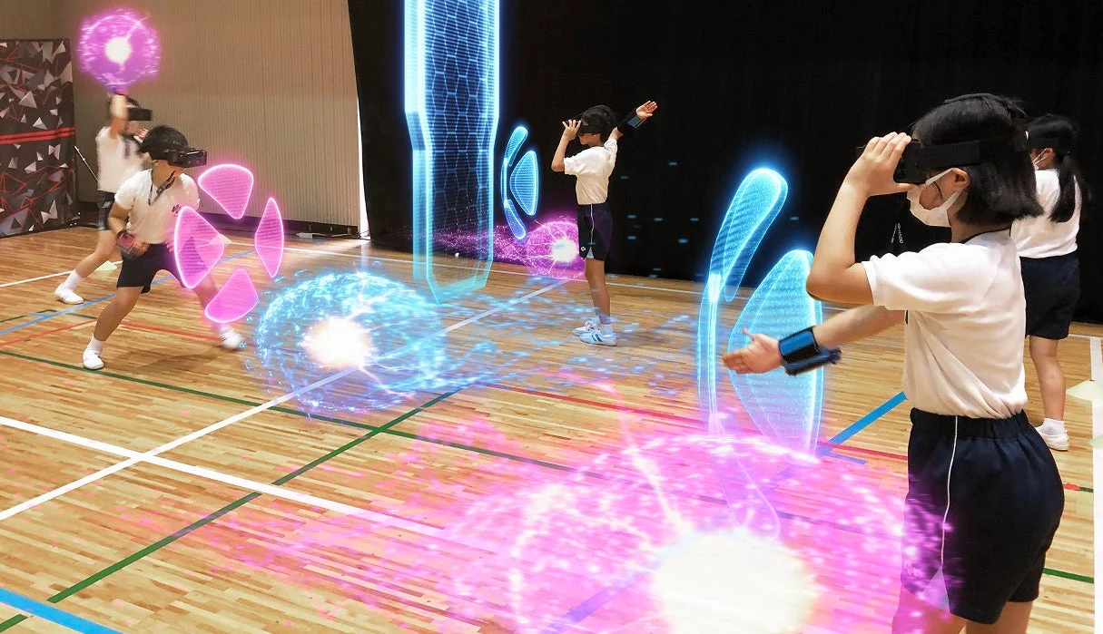 VRヘッドセットを装着して遊ぶ子供たち