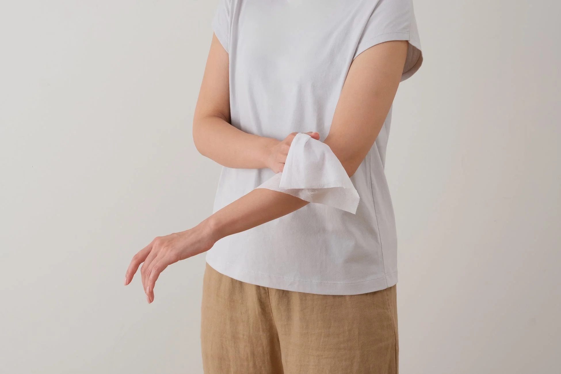 腕を拭く女性