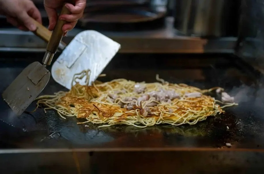 鉄板で焼きそばを調理する様子
