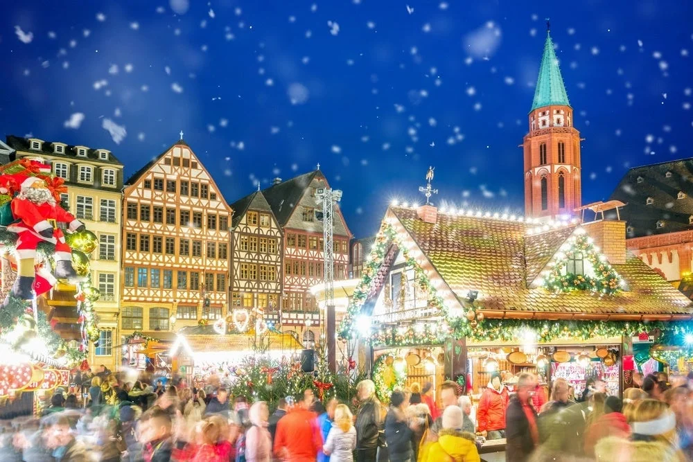 雪が降る夜のクリスマスマーケット