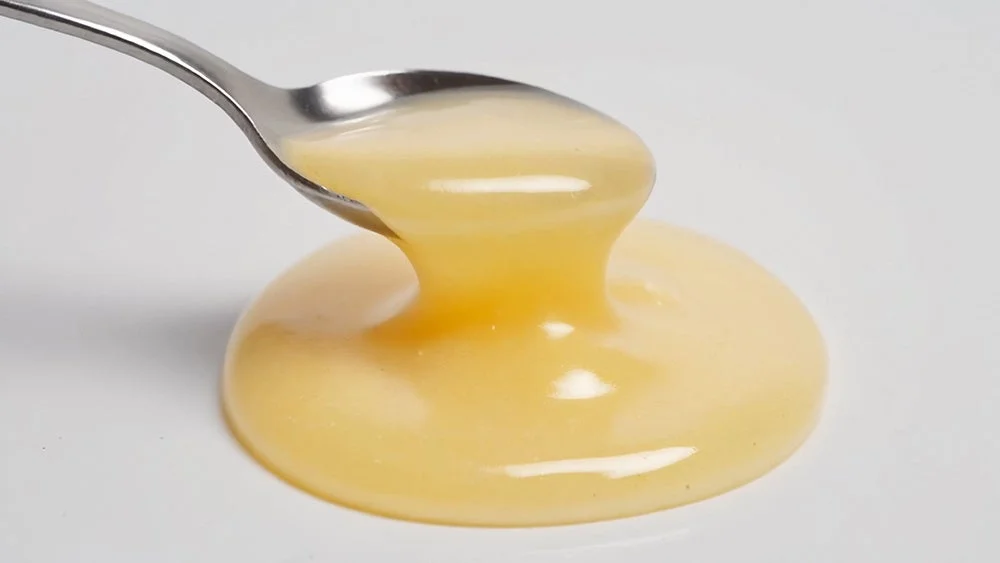 スプーンから注がれる蜂蜜