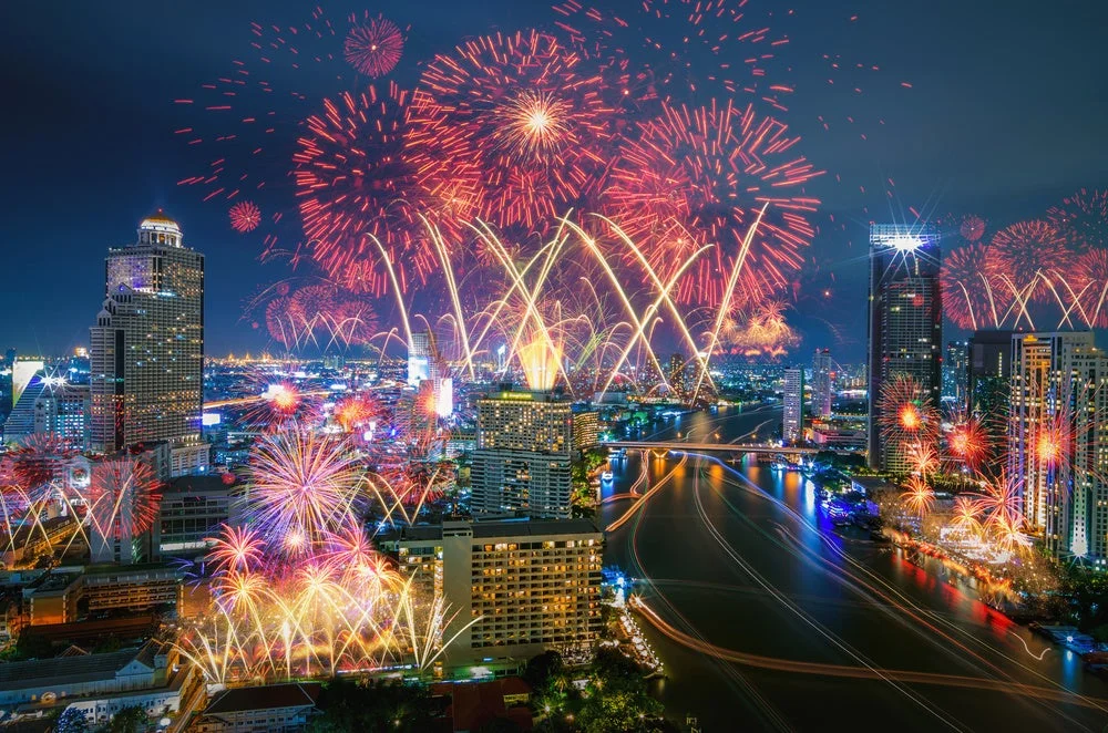 都市の夜景と花火