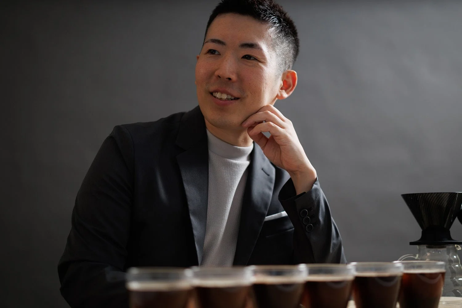 コーヒーテイスティングを行う専門家