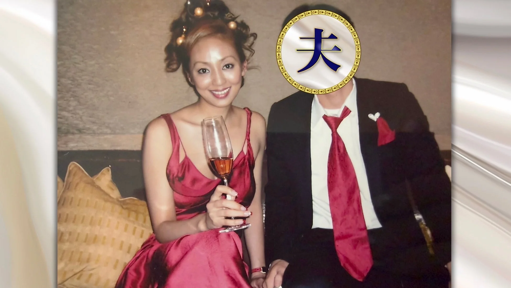 夫と笑顔でワイングラスを持つ女性