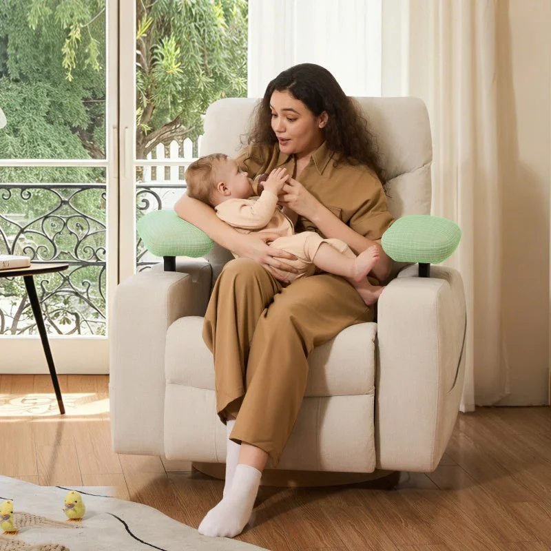 母親が快適な椅子に座り、赤ちゃんを抱いて授乳している様子