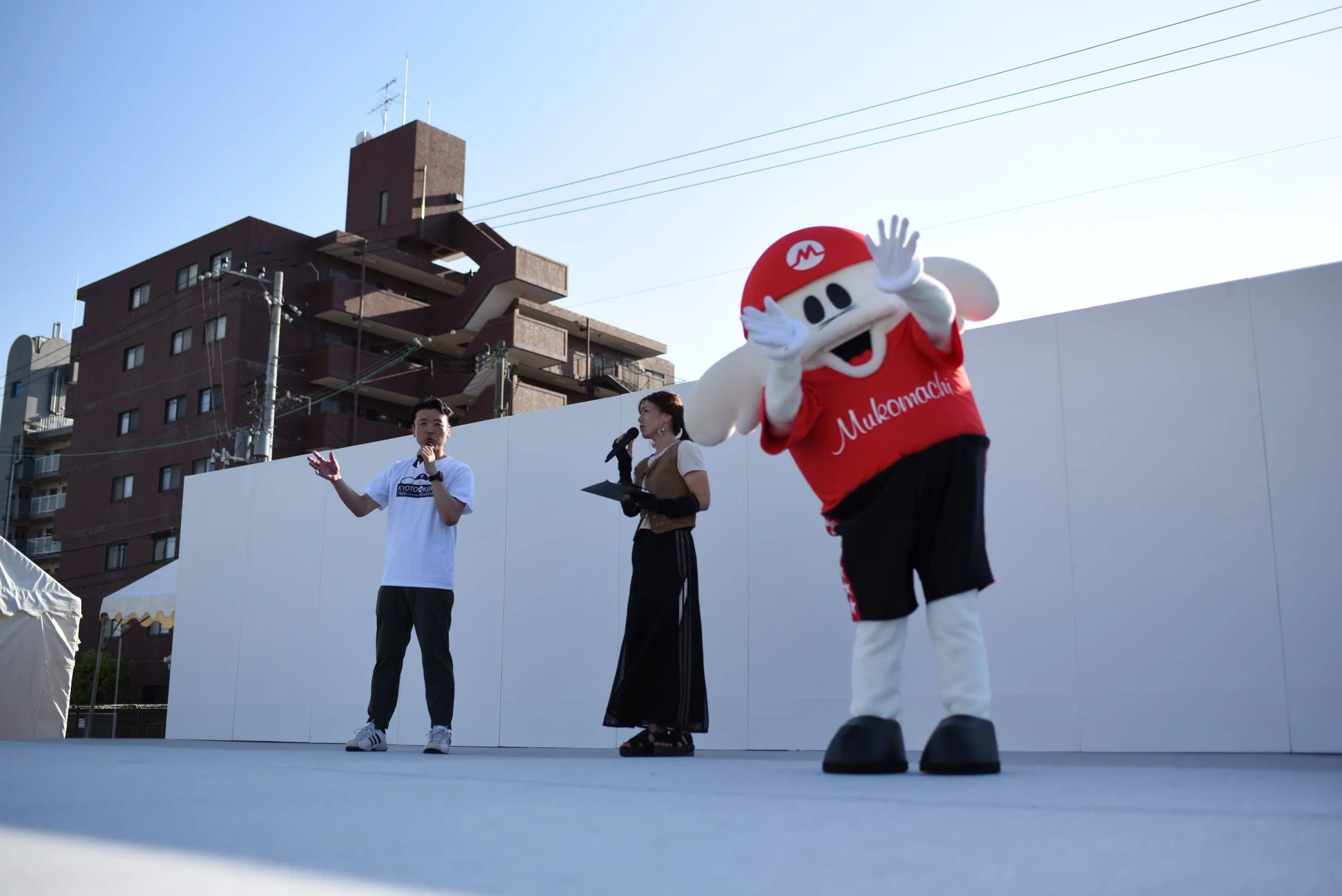 屋外ステージ、マスコット、司会者