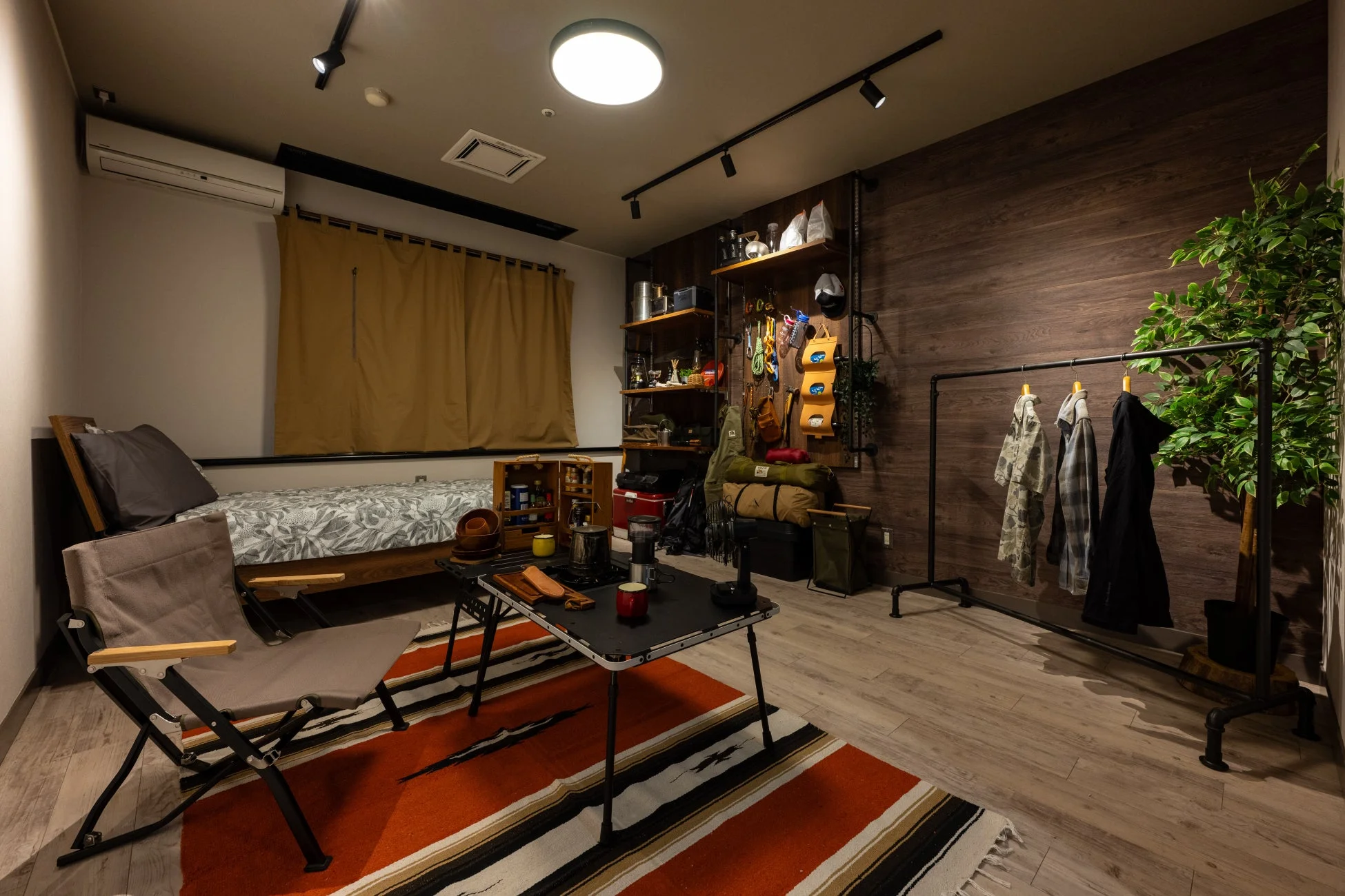 アウトドアやキャンプをテーマにした部屋のインテリア