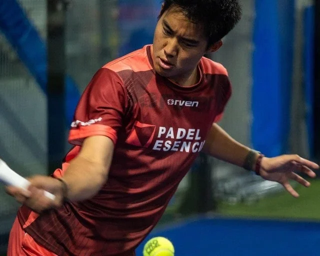 パデルをプレイする富田一輝選手