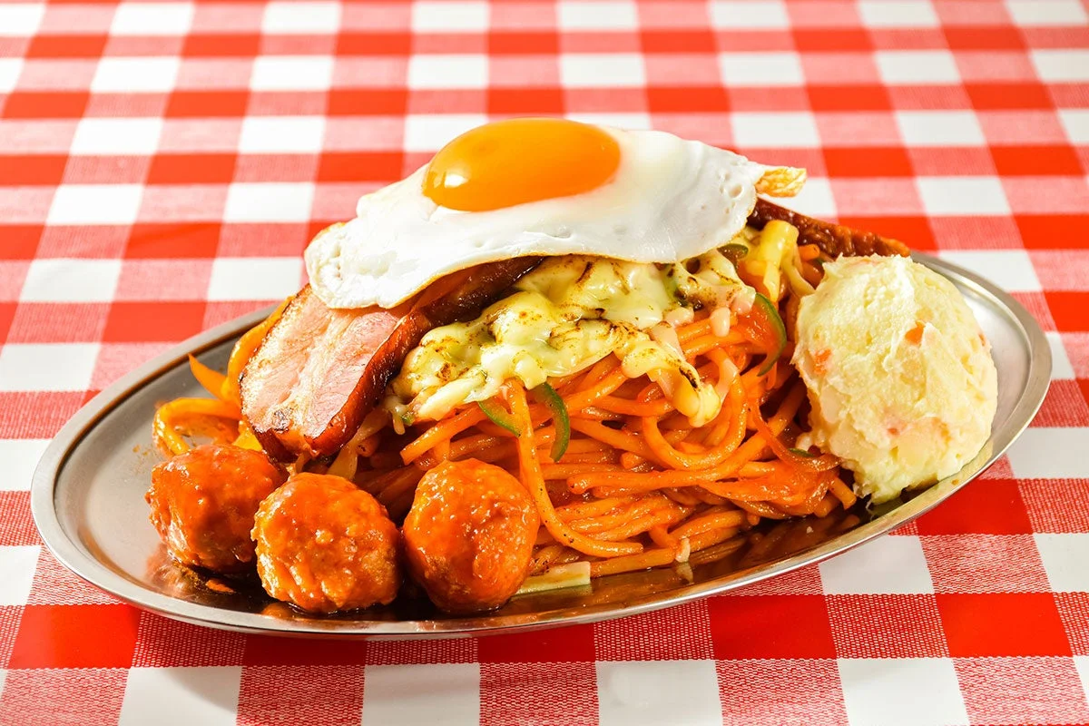ナポリタンに目玉焼き、ベーコン、チーズ、ミートボール、ポテトサラダが添えられたプレート