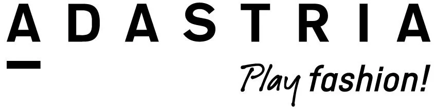 「ADASTRIA」というブランド名と「Play fashion!」というスローガンが黒文字で書かれたロゴ画像です。