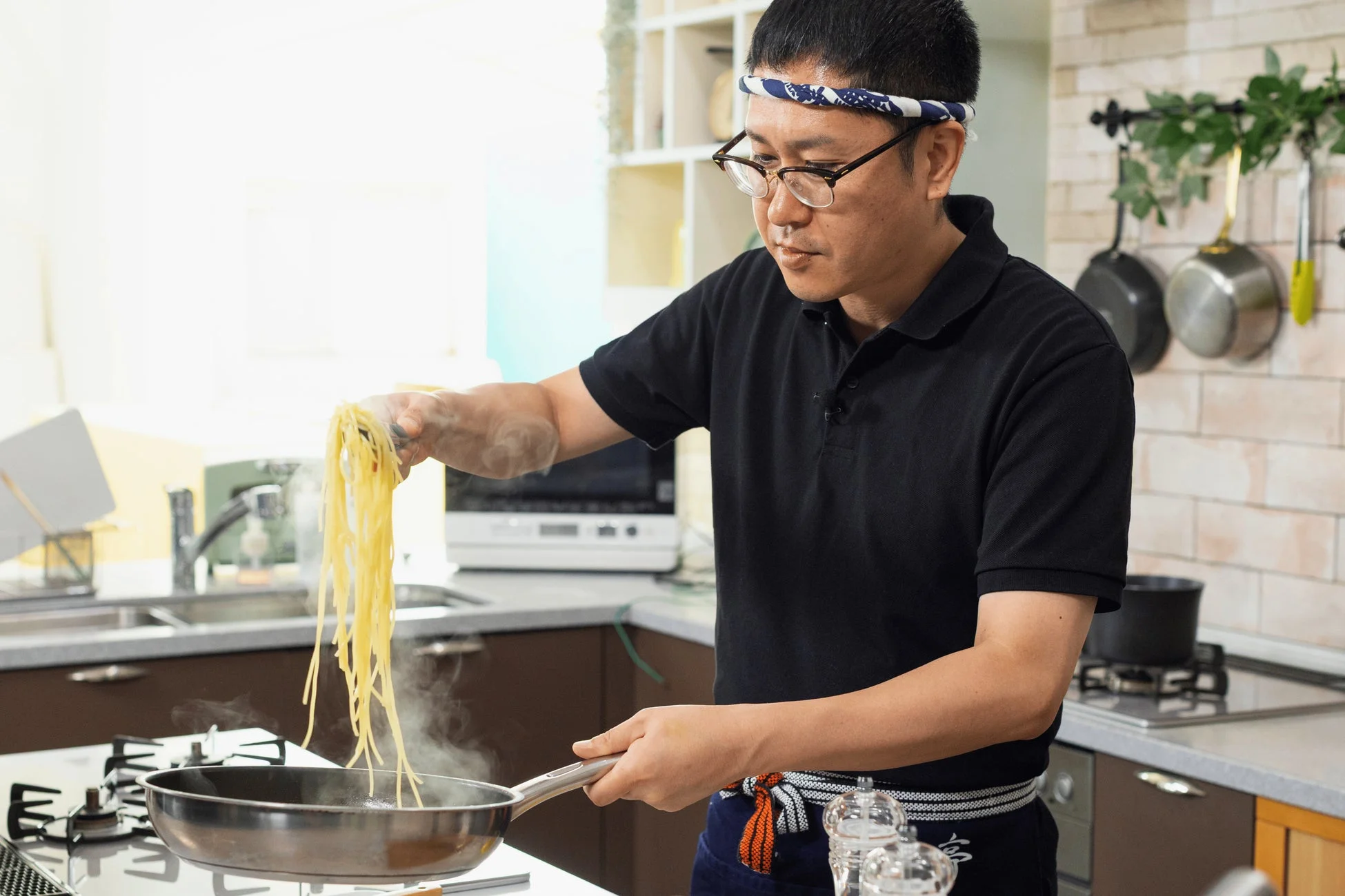 料理中の渡辺銀次氏