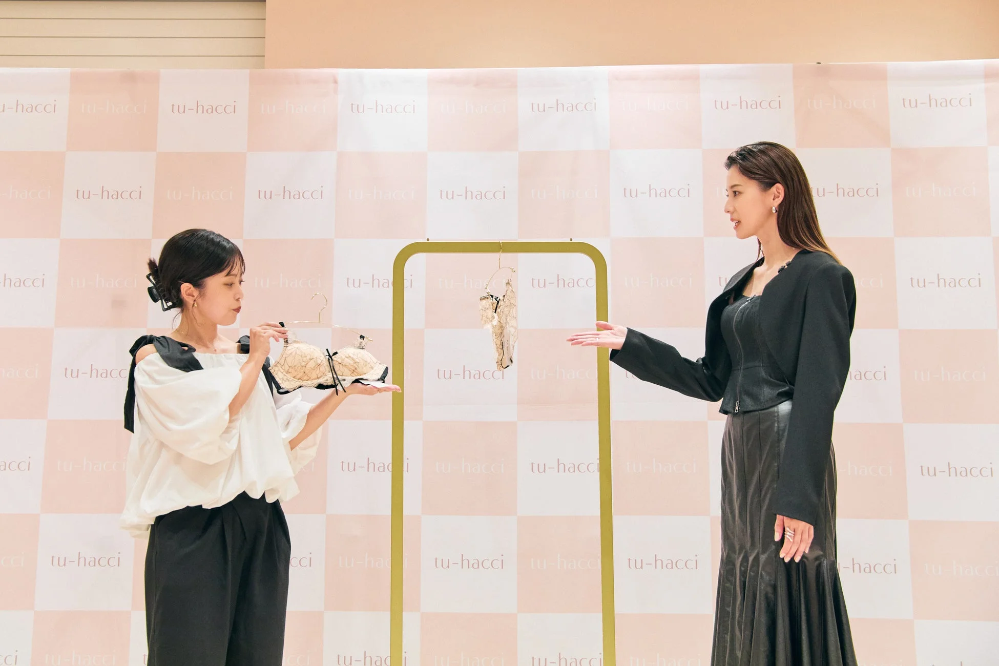 ランジェリーについて説明する朝比奈彩さん