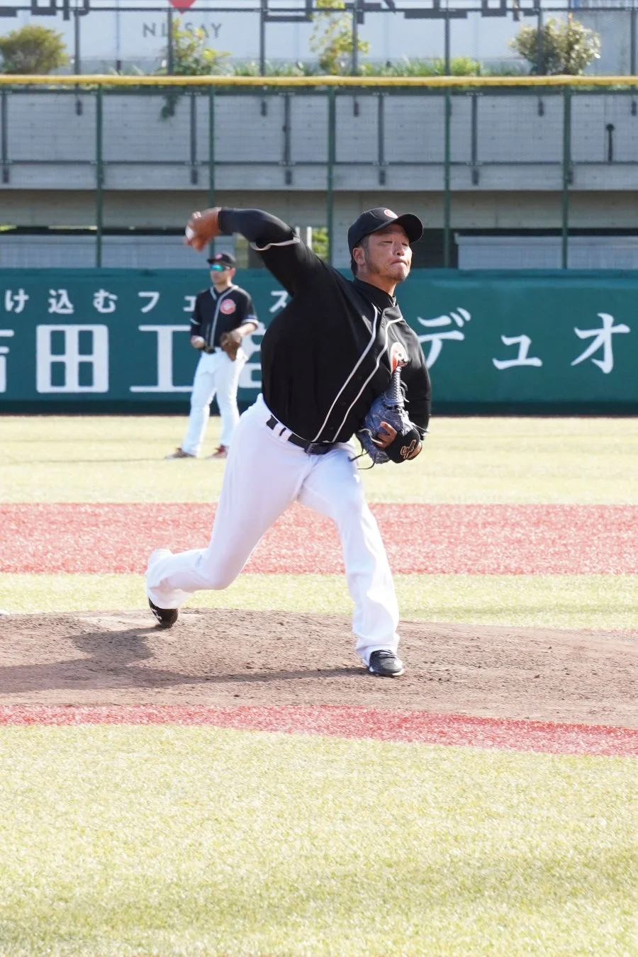 マウンドで投球する選手