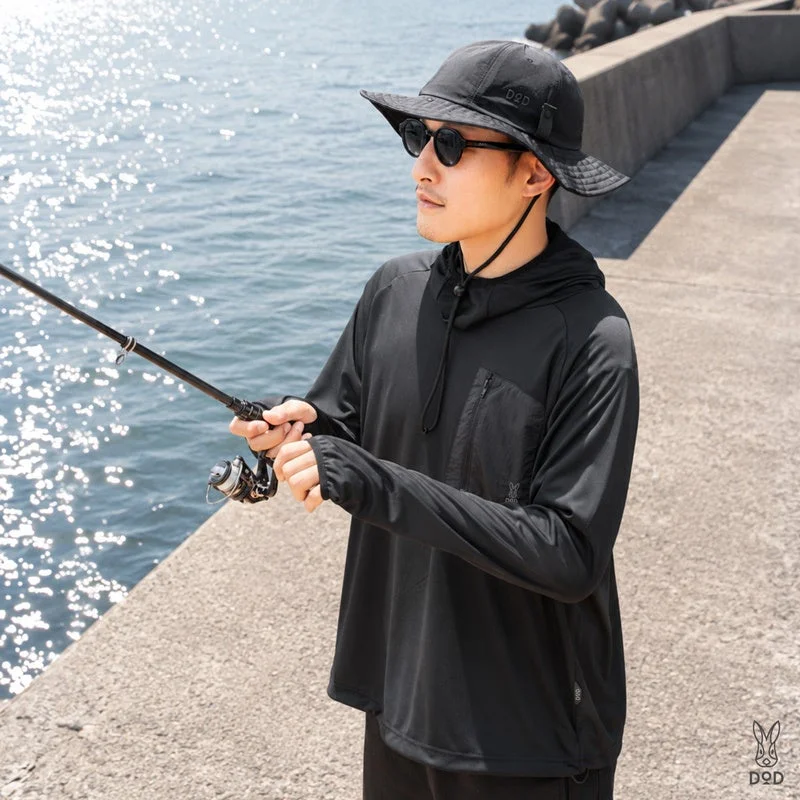海辺の堤防で釣りに興じる男性
