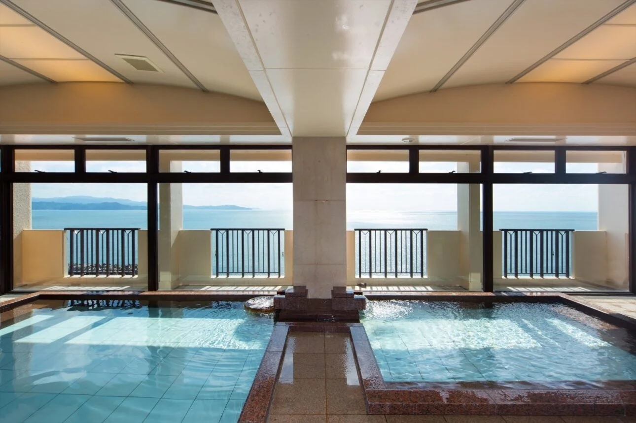海と遠くの山々を一望できる広々とした屋内温泉施設