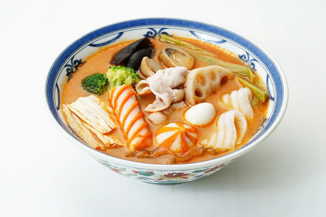 伝統的な模様の器に入った、様々な具材が盛り付けられた鍋料理