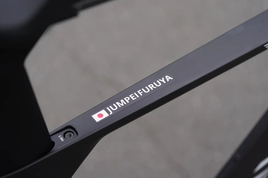 自転車のフレーム部分に貼られた「JUMPEIFURUYA」という名前と日の丸があしらわれたカスタムステッカー
