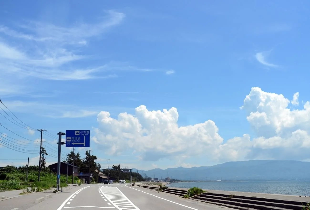 海岸沿いの道路と海、遠くの山々
