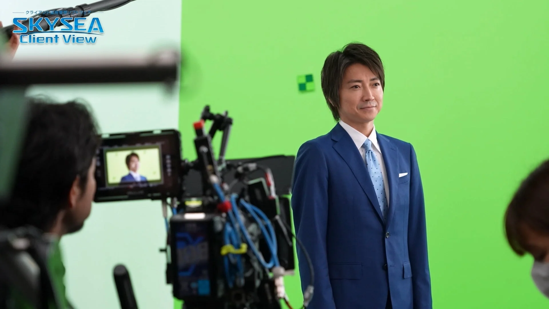 撮影,グリーンバック,クロマキー,スタジオ,男性,スーツ,カメラ,モニター,映像制作,SKYSEA