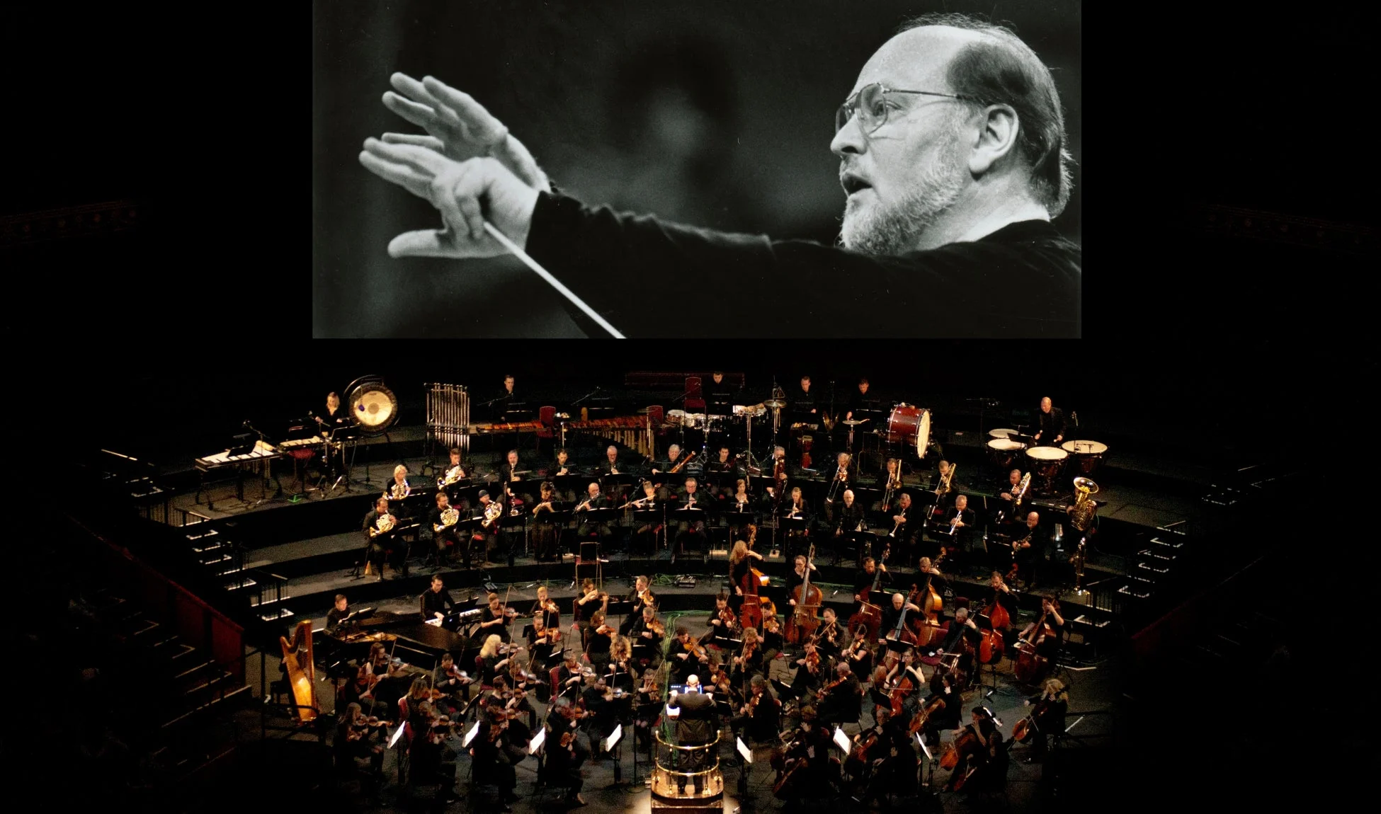 指揮者ジョン・ウィリアムズの白黒写真とオーケストラの演奏風景
