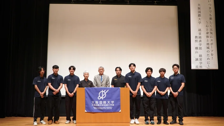 学生と教員の集合写真