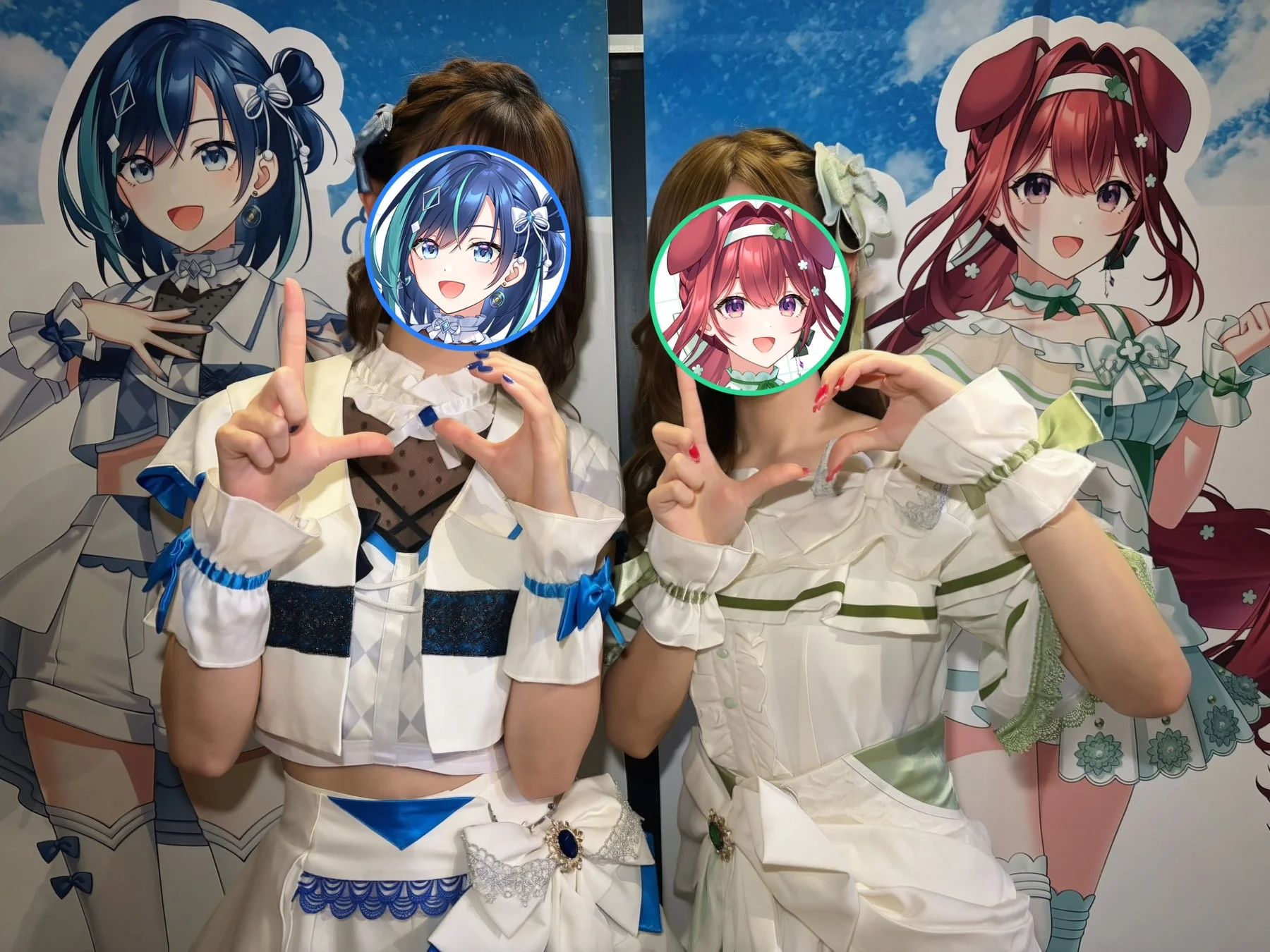 アニメキャラクターの衣装を着た2人の女性
