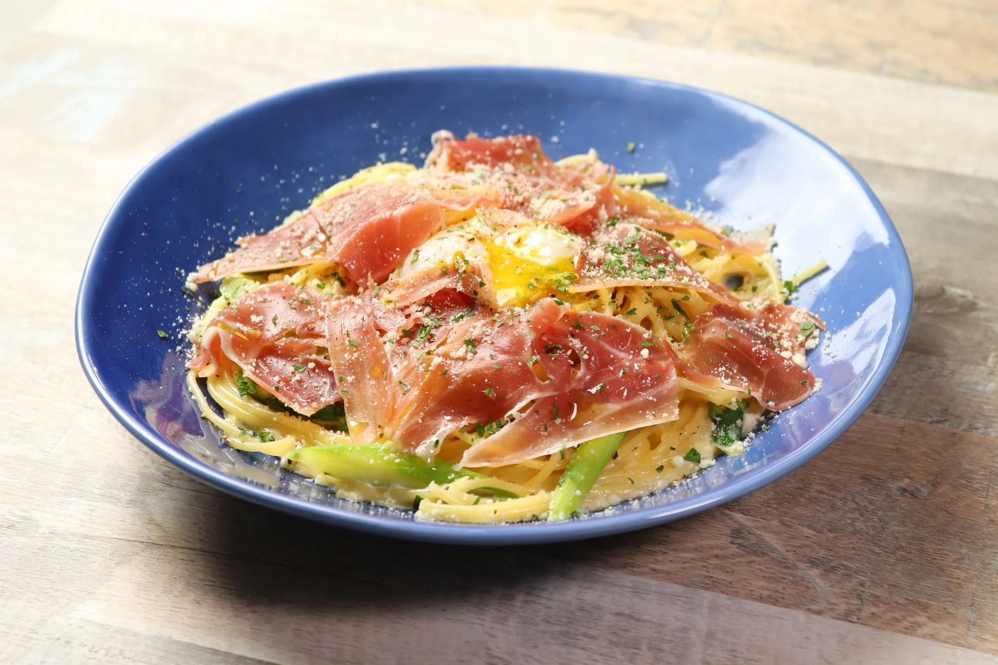 とろ~り温玉のせ生ハムとアスパラのクリームパスタ