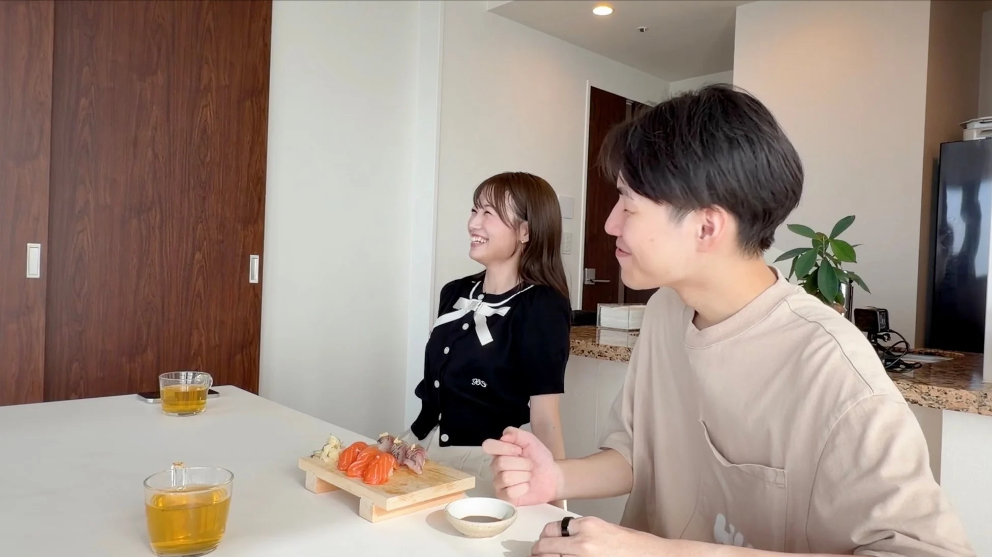 夫と寿司を囲む朝長美桜さん