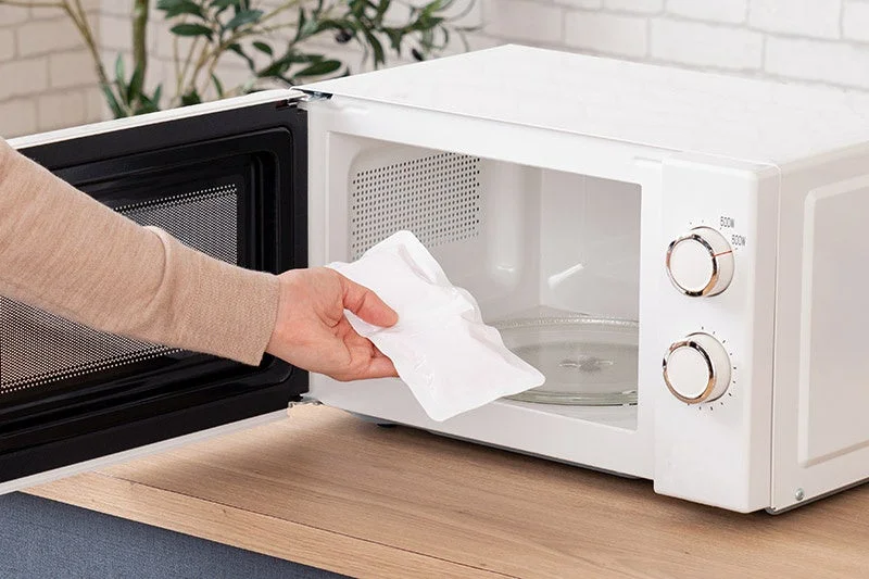 電子レンジにジェルカイロを入れる様子