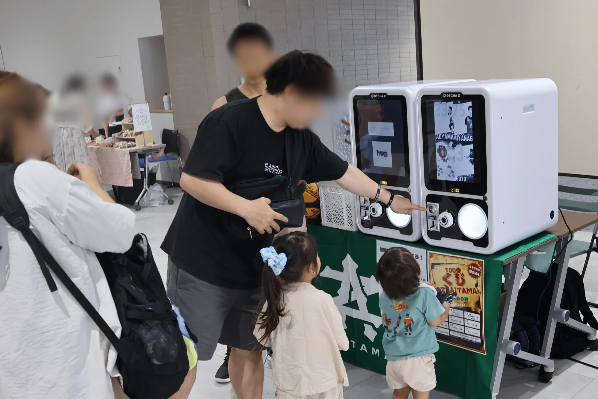 ガチャを楽しむ家族連れ