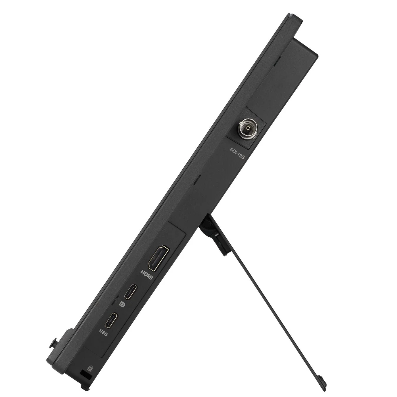 黒いポータブルモニターの側面が写っており、SDI-12G、HDMI、USBなどの様々な接続端子と、展開されたキックスタンドが見えます。