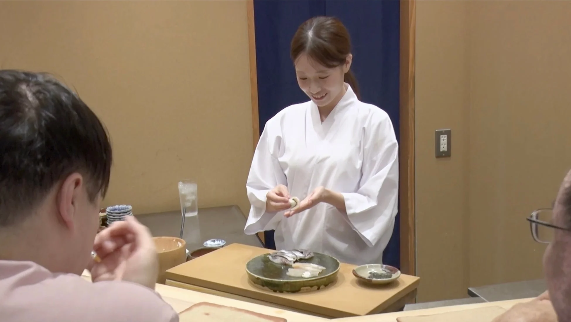 寿司を握る朝長美桜さん