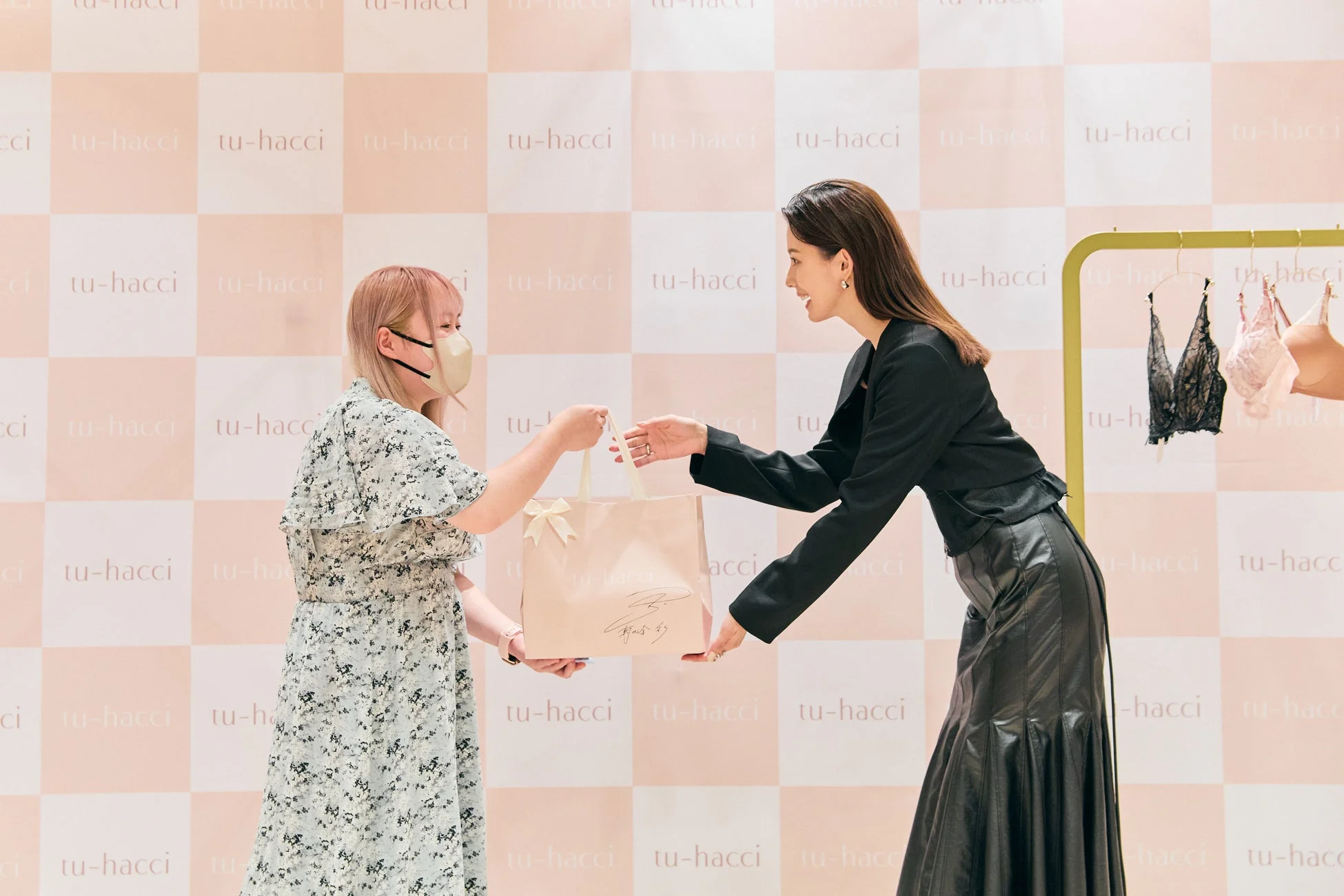 お客様に商品を手渡す朝比奈彩さん