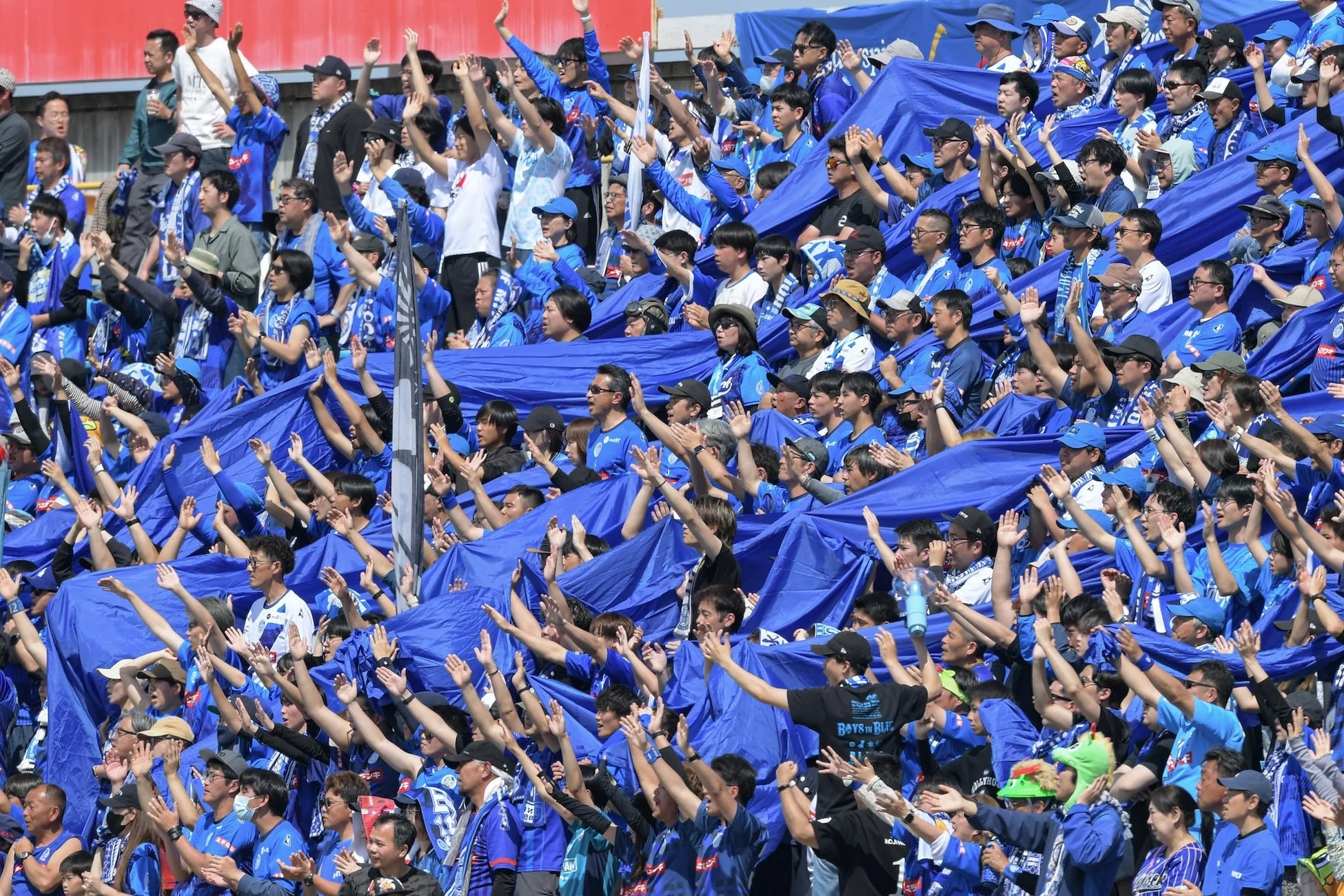 サッカー観客の応援風景