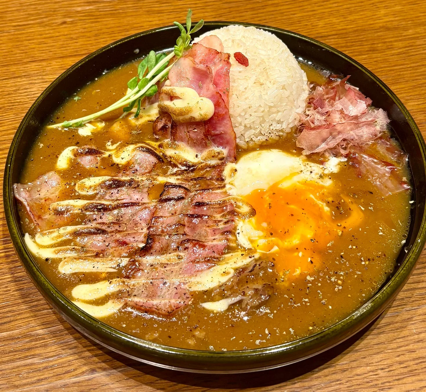 炙りベーコン月見出汁カレー