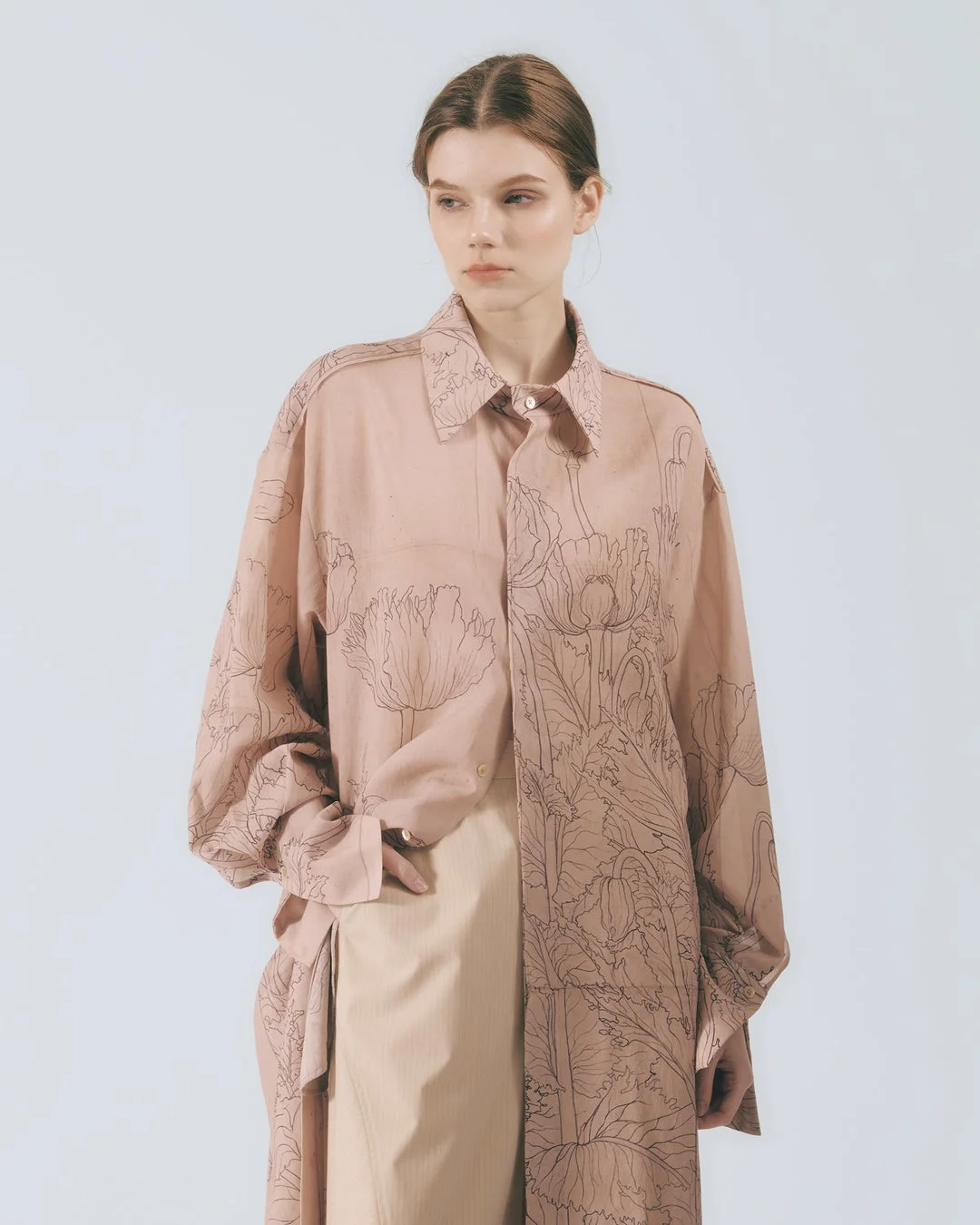 花柄ロングシャツのモデル