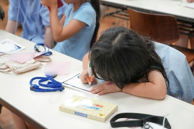 熱心に活動する子ども