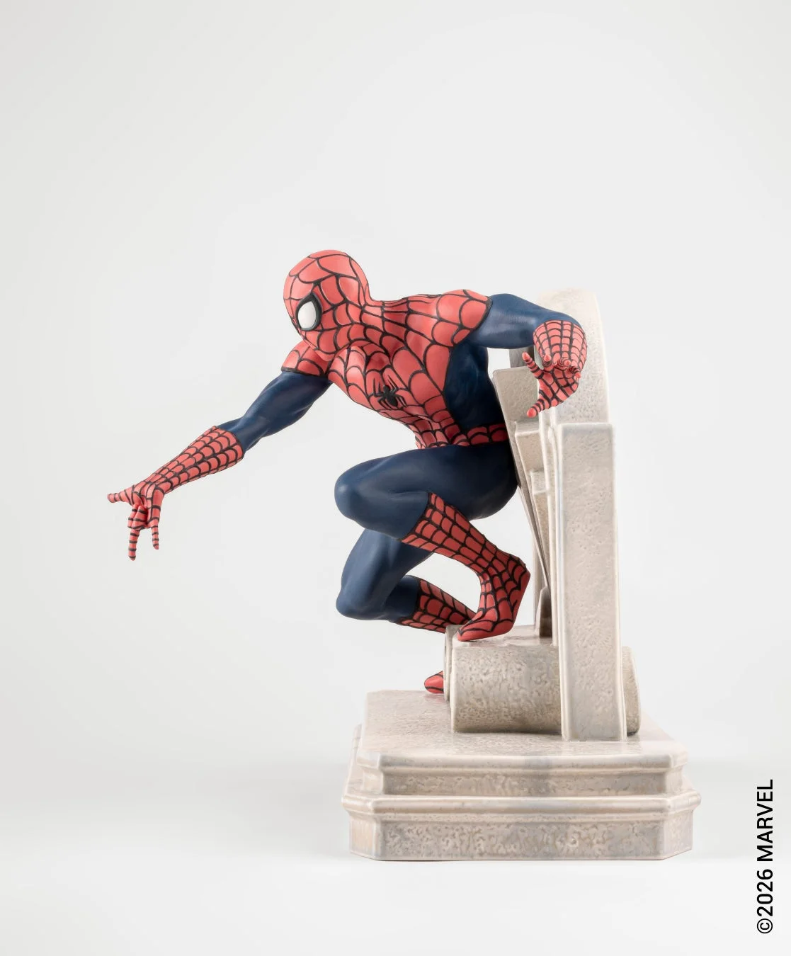建物のオブジェに手をかけるスパイダーマン