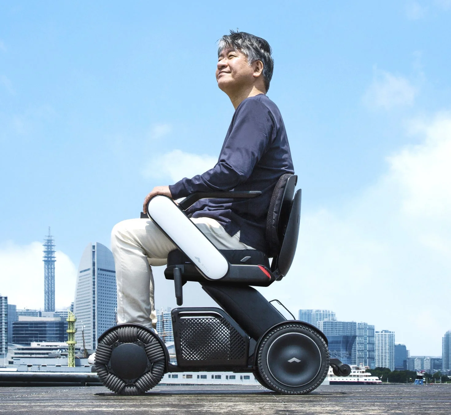 シニア男性がモビリティに乗っている様子