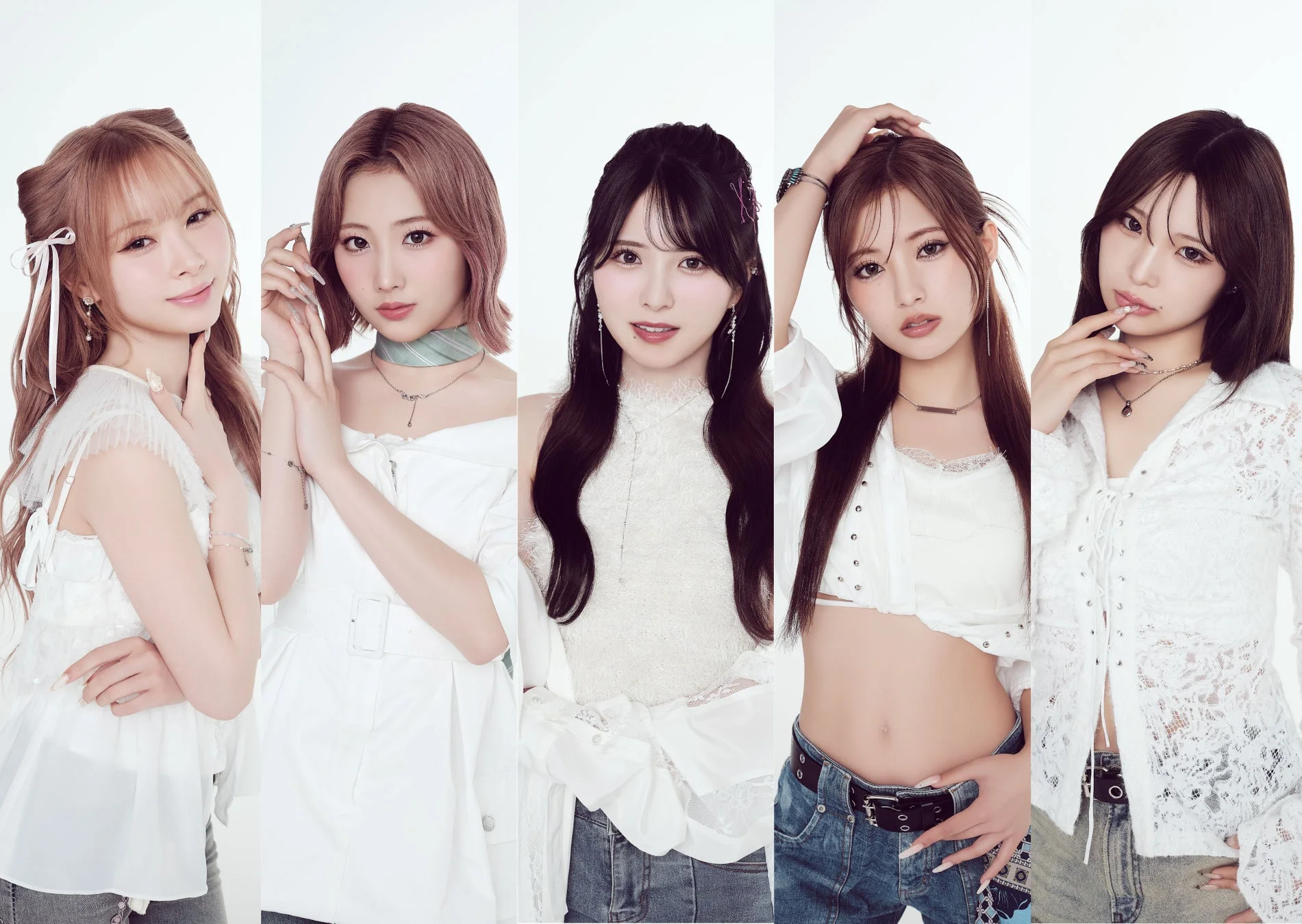 白い背景の前でポーズをとる5人の若い女性アイドルグループの集合写真