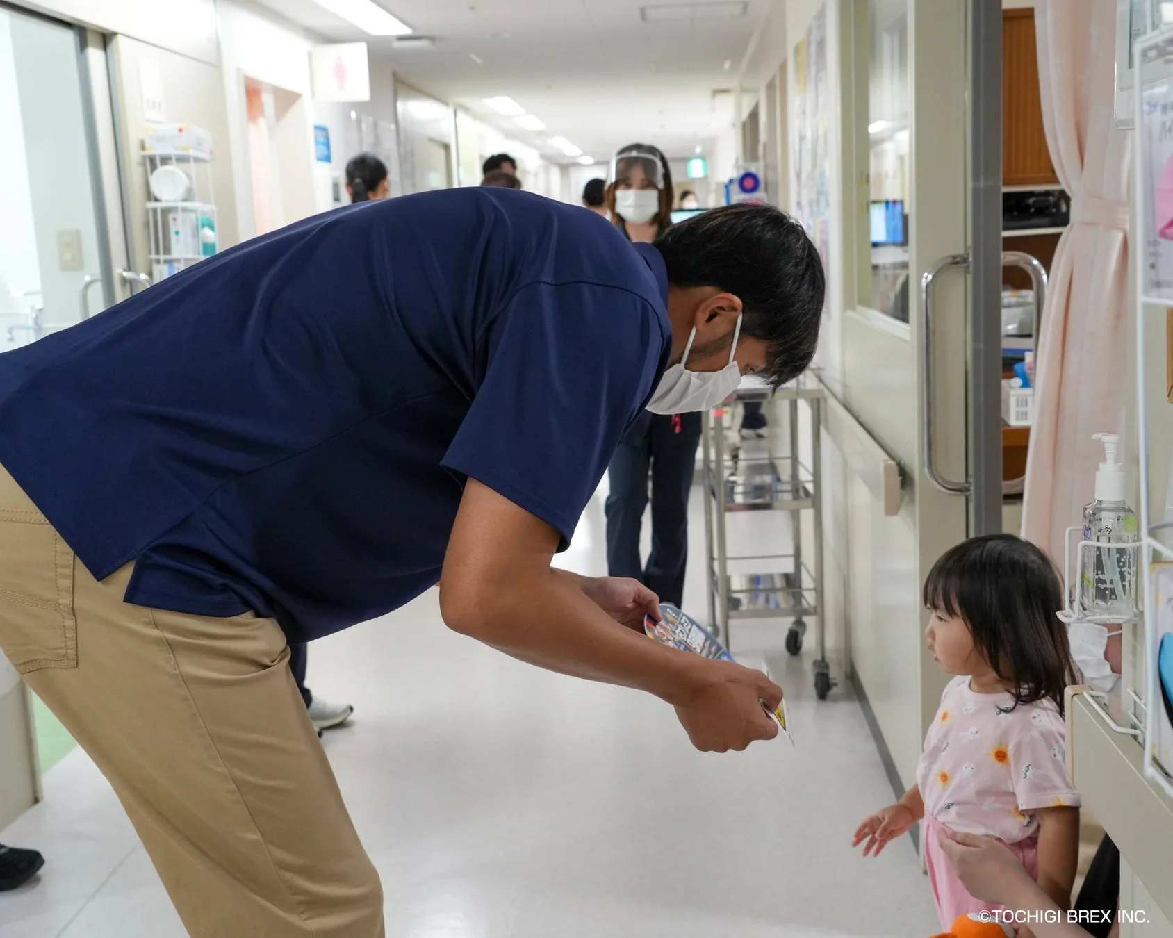 男性が子どもに優しく接する様子